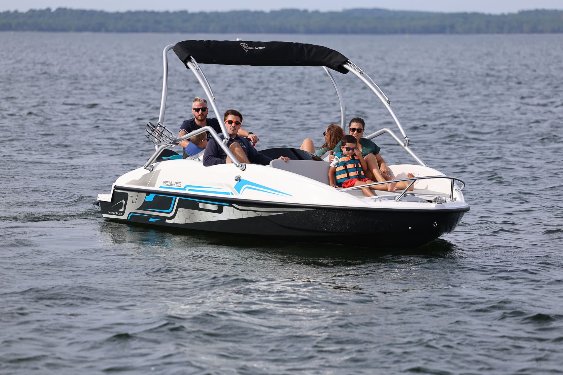 WB 525 — łódź z bimini, rodzina na pokładzie