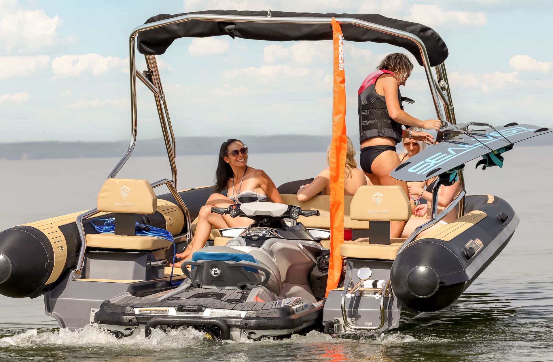 Z7 HEVO — osoby na pokładzie przy skuterze wodnym, deska wakeboardowa