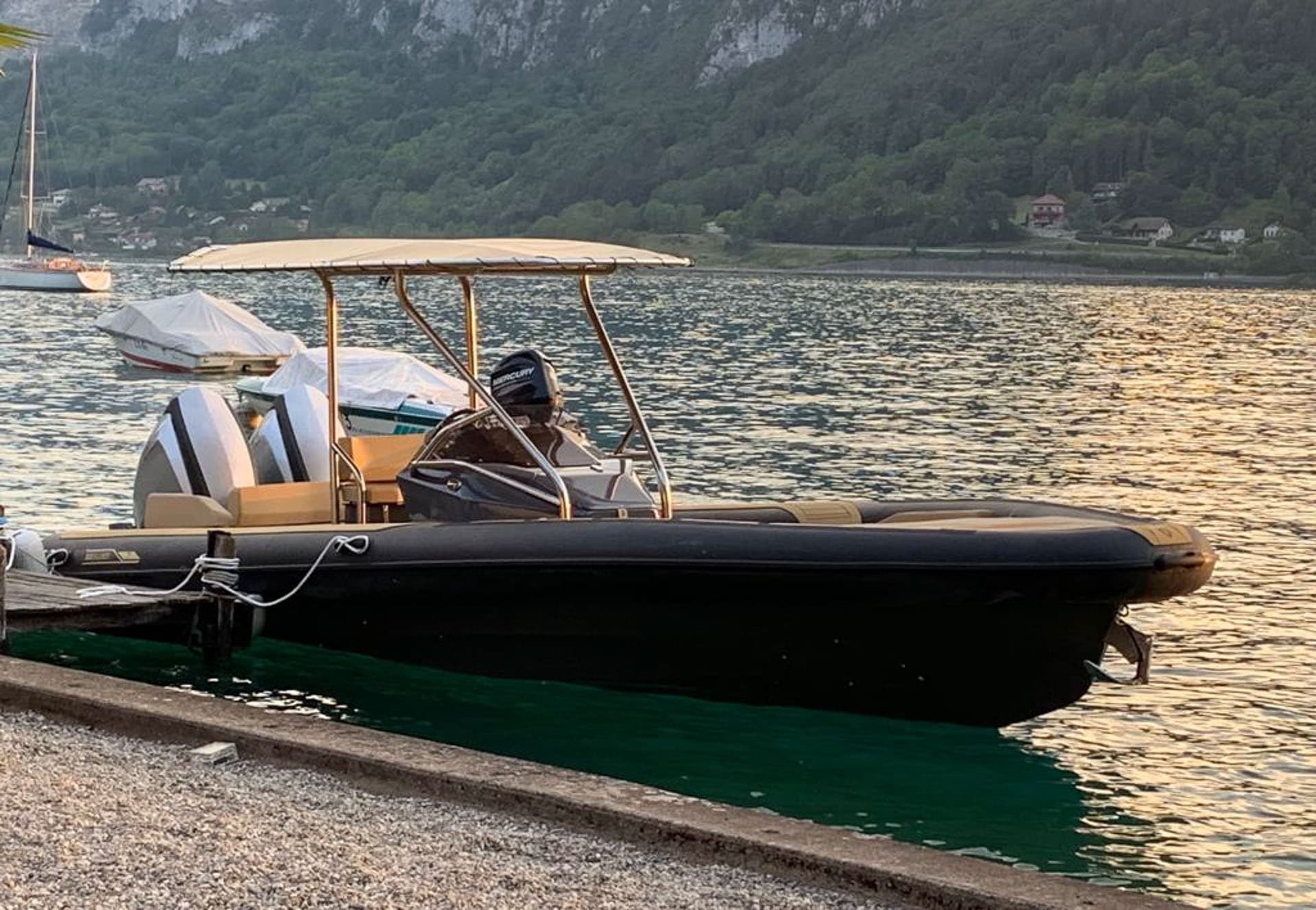 Z8 HYBRIS — ponton przy brzegu z bimini i silnikami zaburtowymi